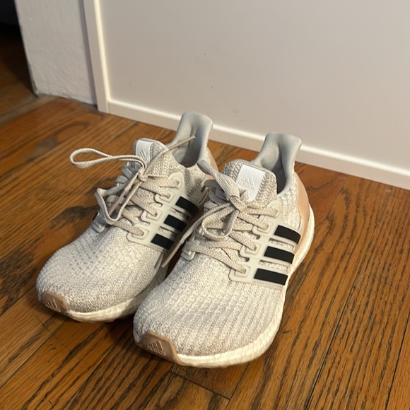 ADIDAS ULTRABOOST SNEAKERS - size 5.5 - Picture 1 of 7